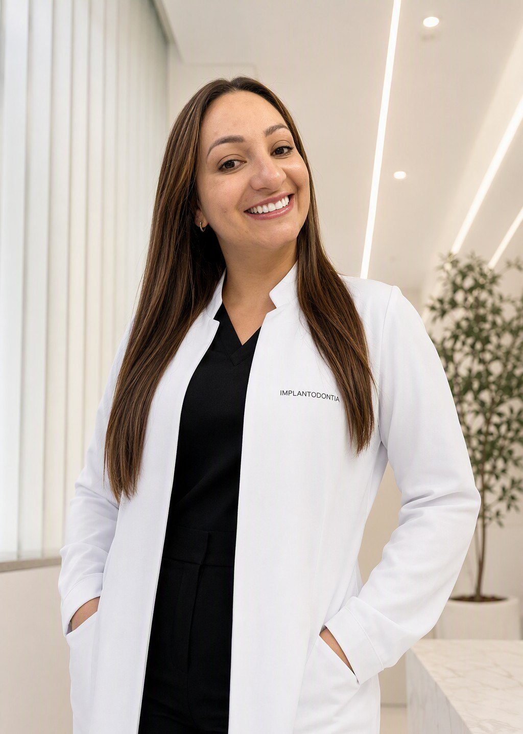 Retrato da Dra. Andréia Castro junto à cadeira do consultório