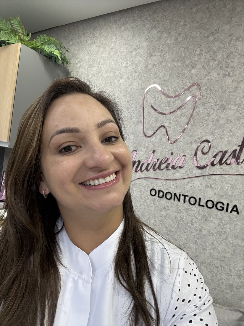 Dra. Andréia Castro — Especialista em Implantodontia, atende pacientes de São Bernardo do Campo