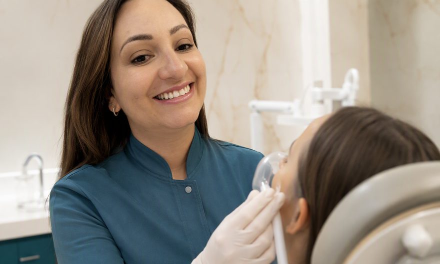 Dra. Andréia Castro posicionando máscara nasal de óxido nitroso em paciente relaxada