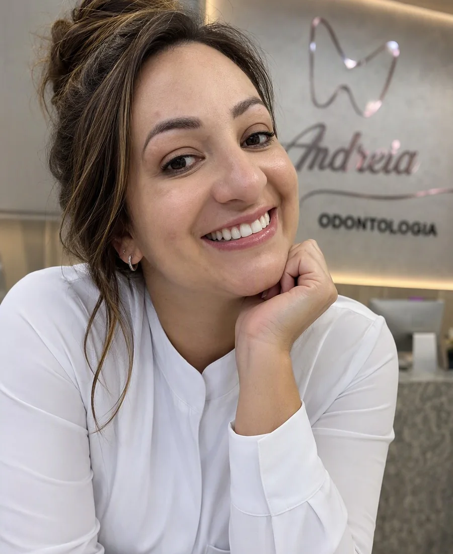 Dra. Andréia Castro na recepção da clínica Andréia Castro Odontologia, em São Caetano do Sul